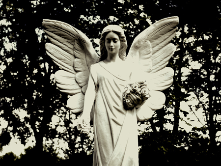 Ein Engel-Grabstein auf dem Friedhof
