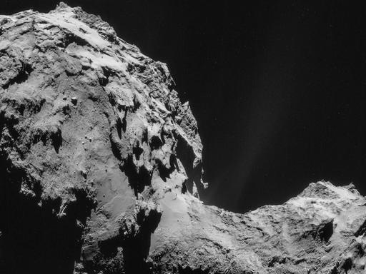 Schwarzweißaufnahme von des Kometen Tschurri aus knapp 30km Entfernung.