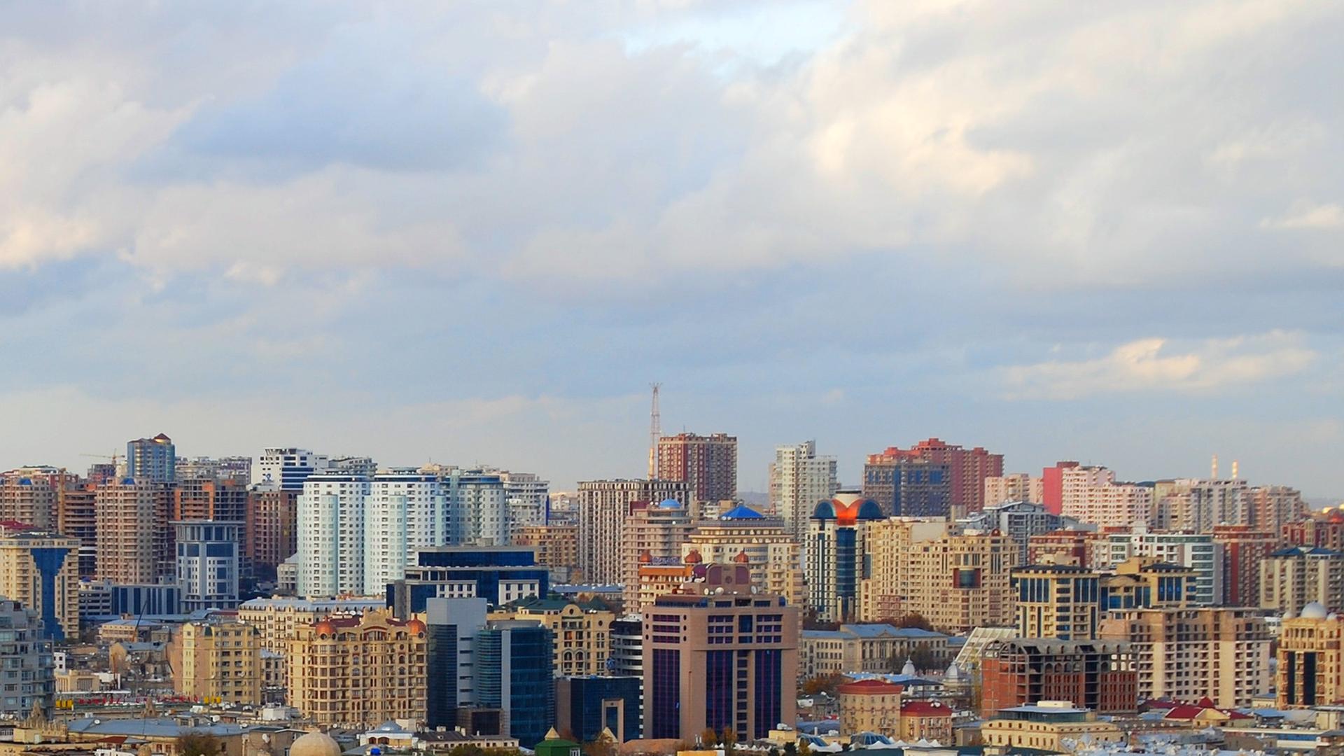 Die Altstadt der aserbaidschanischen Hauptstadt Baku mit Minaretten liegt vor dichtbebauten neuen Hochhäusern. Die Altstadt der aserbaidschanischen Hauptstadt Baku mit Minaretten liegt vor dichtbebauten neuen Hochhäusern.