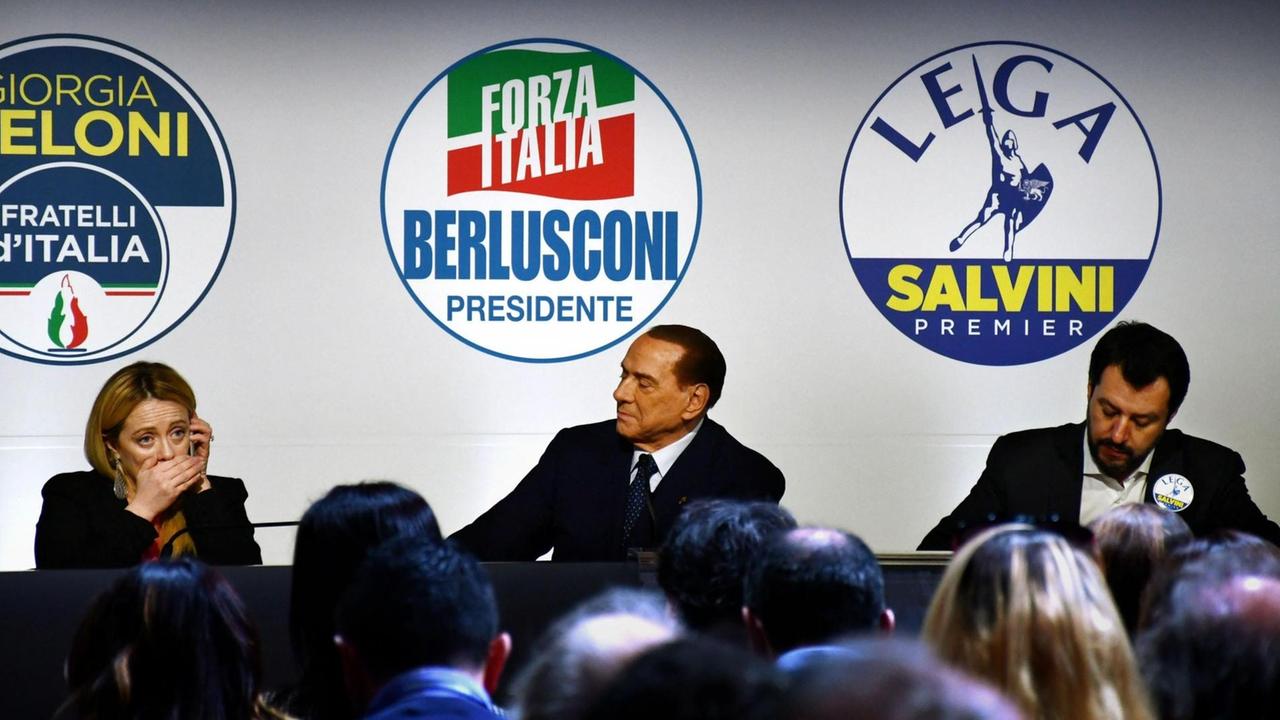 Giorgia Meloni (Fratelli d'Italia), Silvio Berlusconi(Forza Italia) und Matteo Salvini (Lega Nord) sitzen gemeinsam an einem Tisch bei einer Pressekonferenz in Rom.