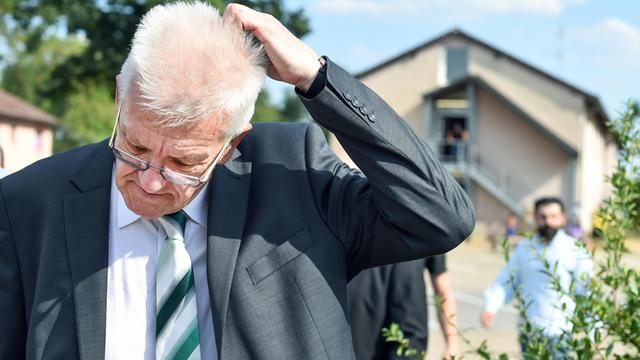 Baden-Württembergs Ministerpräsident Winfried Kretschmann (Bündnis 90/Die Grünen) besucht am 24.07.2015 in Heidelberg (Baden-Württemberg) die Flüchtlingsnotunterkunft "Patrick-Henry-Village".