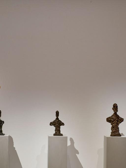 Ausstellungsansicht der Schau "Giacometti-Nauman" in der SCHIRN KUNSTHALLE FRANKFURT