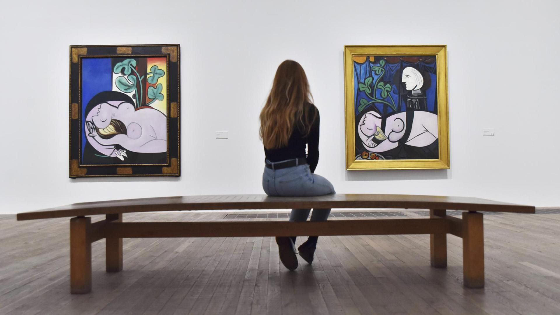 Eine Frau betrachtet in der Ausstellung "Liebe, Ruhm, Tragödie - Picasso 1932" zwei Werke von Pablo Picasso. Eine Frau betrachtet in der Ausstellung "Liebe, Ruhm, Tragödie - Picasso 1932" zwei Werke von Pablo Picasso.