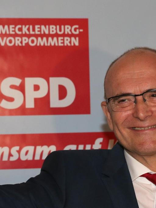 Der Spitzenkandidat der SPD, Ministerpräsident Erwin Sellering, winkt am 04.09.2016 in Schwerin (Mecklenburg-Vorpommern) nach der Bekanntgabe der ersten Ergebnisse zu den Landtagswahlen den Anhängern.