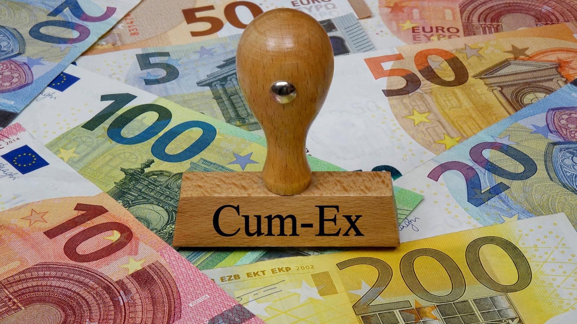 Geld-Scheine auf einem Tisch Geld-Scheine auf einem Tisch