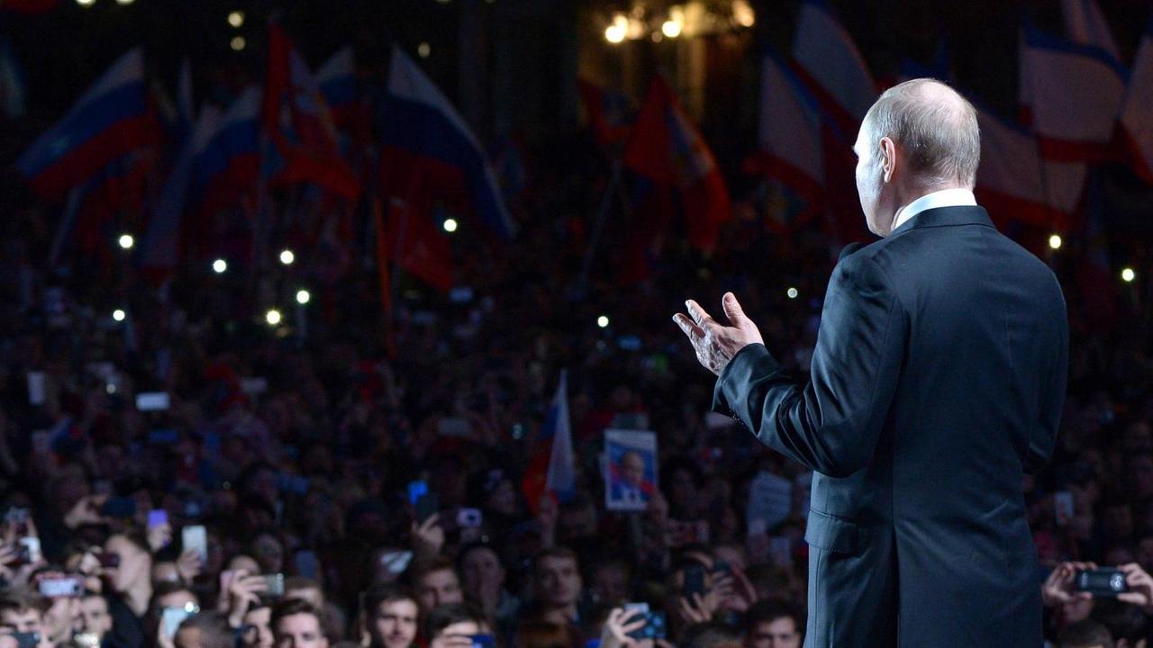 Wladimir Putin im Wahlkampf auf dem Nakhimova-Platz in Sewastopol auf der Krim Wladimir Putin im Wahlkampf auf dem Nakhimova-Platz in Sewastopol auf der Krim