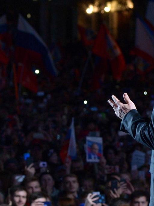 Wladimir Putin im Wahlkampf auf dem Nakhimova-Platz in Sewastopol auf der Krim