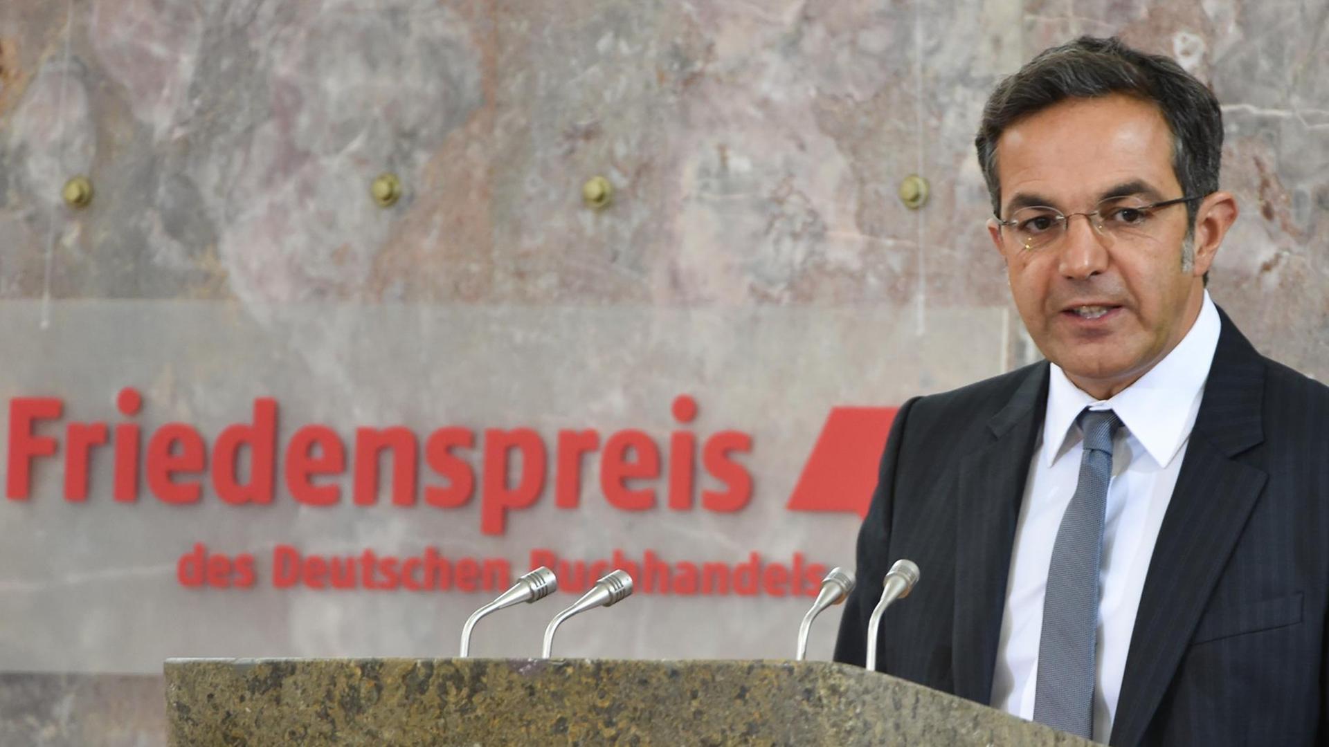Navid Kermani hält am 18.10.2015 bei der Verleihung des Friedenspreises des Deutschen Buchhandels nach der Auszeichnung seine Dankesrede