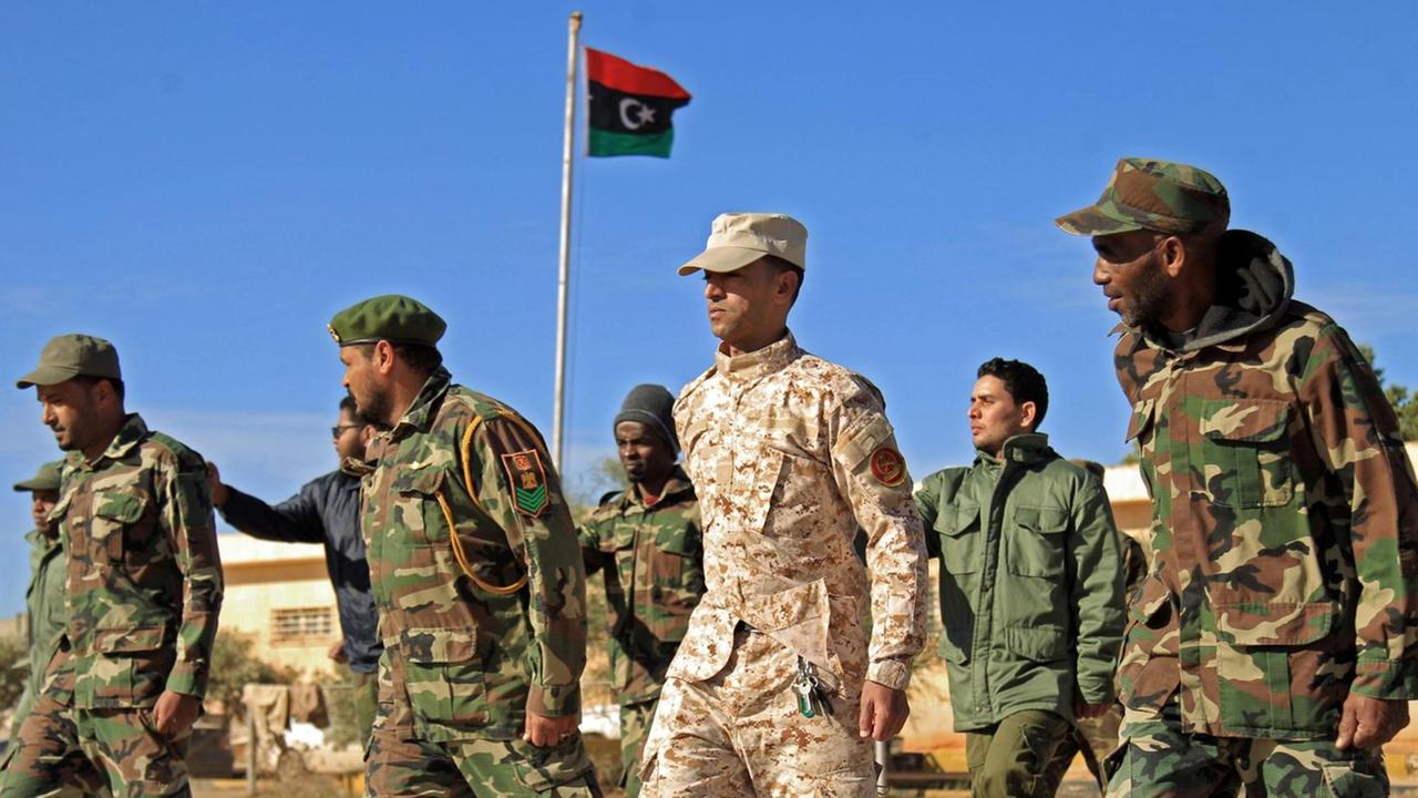 Kämpfer der "Libyschen Nationalarmee" von General Khalifa Haftar in Benghasi