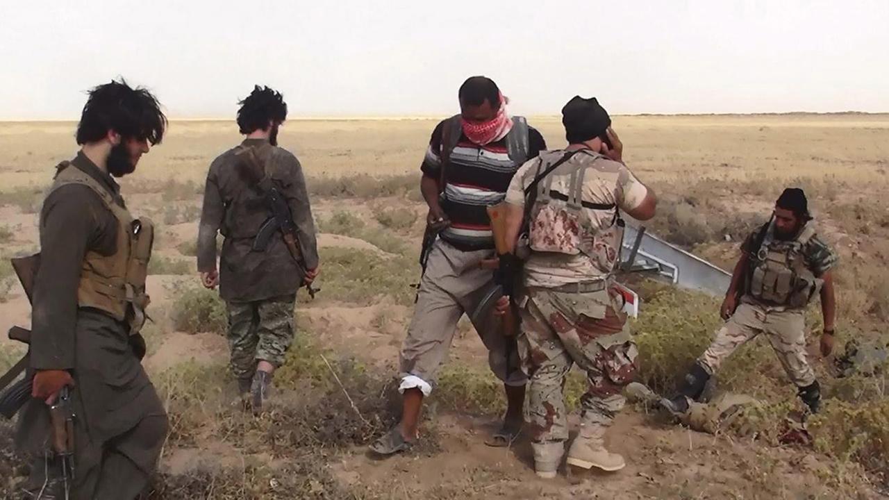 Gruppe von IS-Kämpfern an der syrisch-irakischen Grenzen auf einem nicht näher bezeichneten Foto, dass die den Dschihadisten nahestehende Gruppe Albaraka News am 17. Juni 2014 auf Twitter veröffentlicht hat. Gruppe von IS-Kämpfern an der syrisch-irakischen Grenzen auf einem nicht näher bezeichneten Foto, dass die den Dschihadisten nahestehende Gruppe Albaraka News am 17. Juni 2014 auf Twitter veröffentlicht hat.
