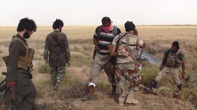 Gruppe von IS-Kämpfern an der syrisch-irakischen Grenzen auf einem nicht näher bezeichneten Foto, dass die den Dschihadisten nahestehende Gruppe Albaraka News am 17. Juni 2014 auf Twitter veröffentlicht hat.