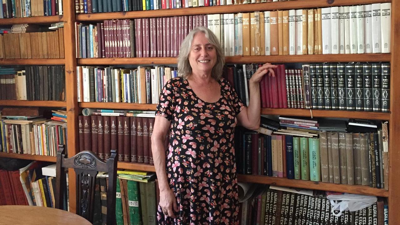 Die liberale Rabbinerin Mira Raz an einem Bücherregal. Die liberale Rabbinerin Mira Raz an einem Bücherregal.