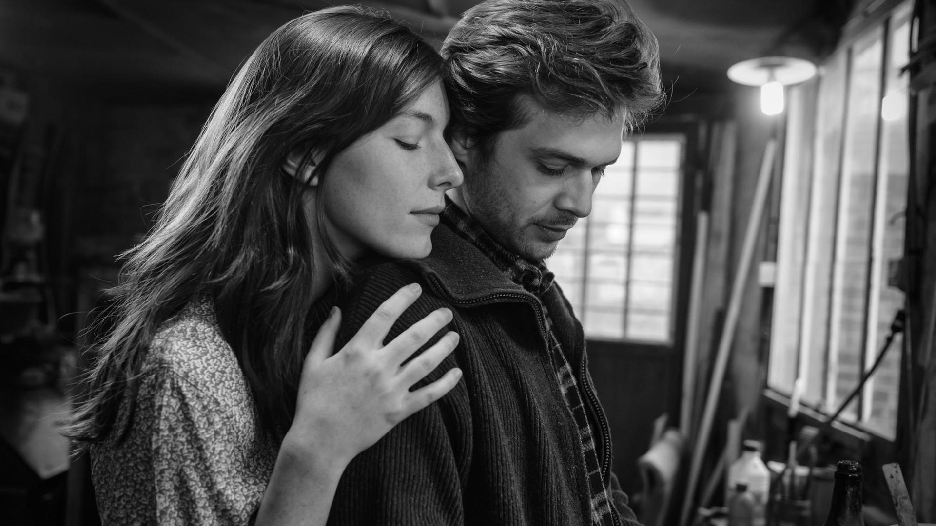 Szenenausschnitt aus dem Berlinale Wettbewerbsfilm " Le sel des larmes" des Regisseurs Philippe Garrel mit der Schauspielerin Louise Chevillotte und dem Schauspieler Logann Antuofermo Szenenausschnitt aus dem Berlinale Wettbewerbsfilm " Le sel des larmes" des Regisseurs Philippe Garrel mit der Schauspielerin Louise Chevillotte und dem Schauspieler Logann Antuofermo