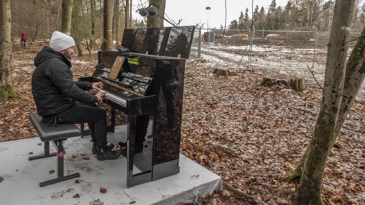 Der Pianist Igor Levit spielt am Rande einer kahl geschlagenen Schneise im Dannenröder Forst. Der Pianist Igor Levit spielt am Rande einer kahl geschlagenen Schneise im Dannenröder Forst.