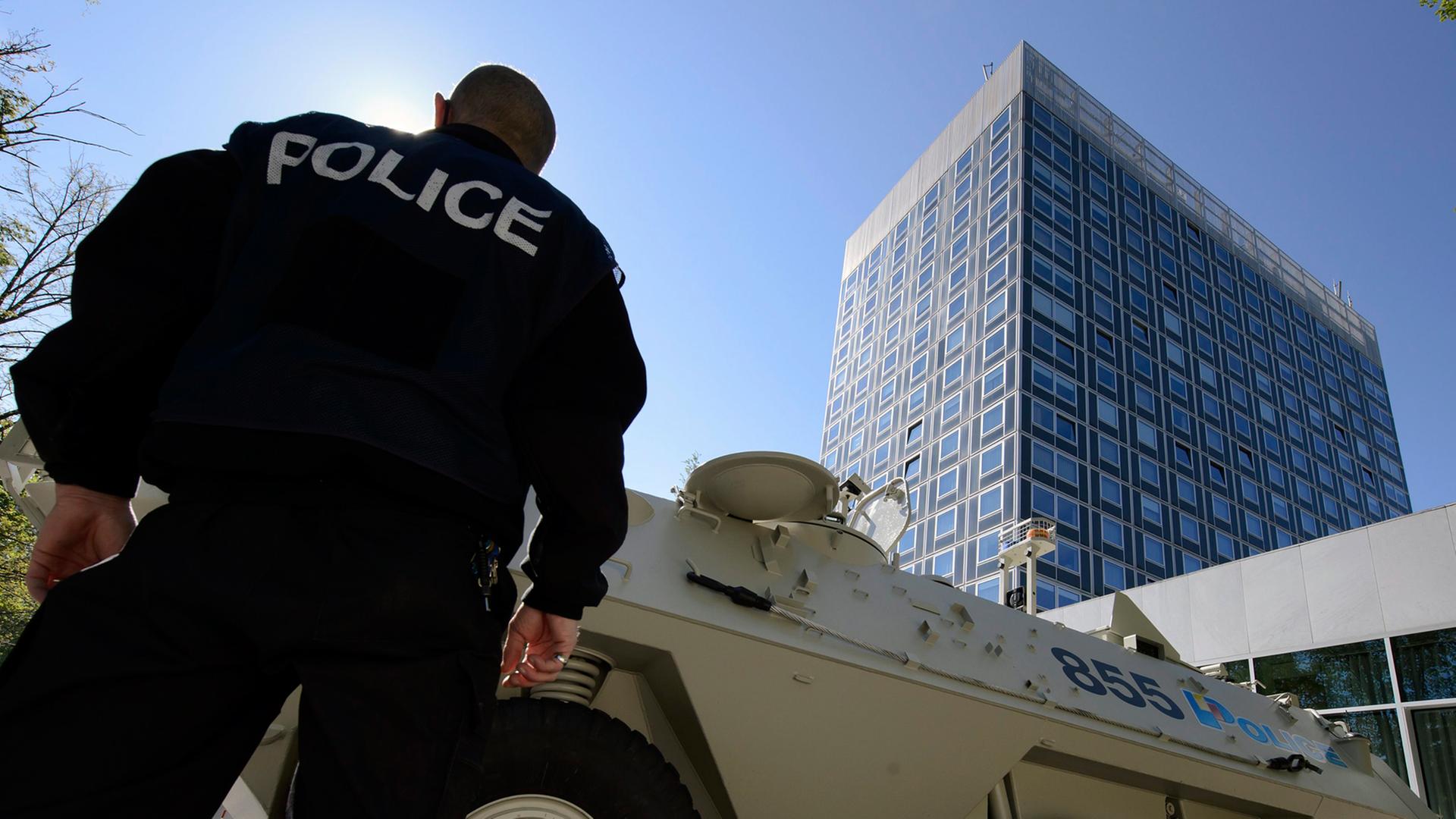 Ein Polizist steht vor dem Hotel Intercontinental in Genf, wo der Vierer-Gipfel zur Ukraine stattfindet.