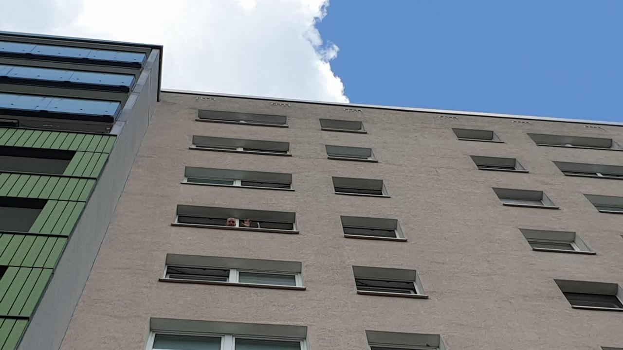 Die Fassade des Wohnblocks ragt grau in den Himmel. Die Fassade des Wohnblocks ragt grau in den Himmel.