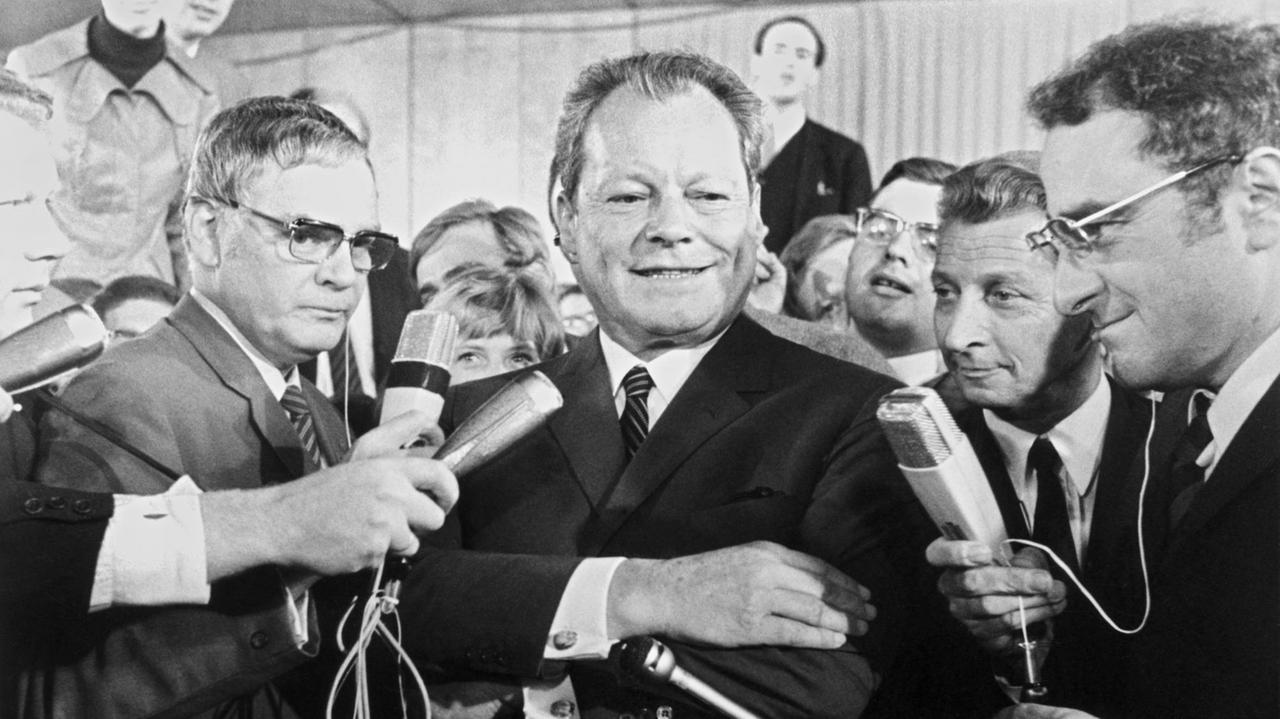 Der Vorsitzende der SPD, Bundesaußenminister und Vizekanzler Willy Brandt, bei einer Stellungnahme vor Journalisten am späten Abend in Bonn am Wahltag, dem 28.09.1969. Die CDU/CSU konnte nicht die erwartete absolute Mehrheit erringen, noch in der Nacht einigten sich SPD und FDP auf eine Regierungskoalition. Willy Brandt wurde der erste sozialdemokratische Bundeskanzler der Bundesrepublik Deutschland. +++(c) dpa - Report+++ | Verwendung weltweit Der Vorsitzende der SPD, Bundesaußenminister und Vizekanzler Willy Brandt, bei einer Stellungnahme vor Journalisten am späten Abend in Bonn am Wahltag, dem 28.09.1969. Die CDU/CSU konnte nicht die erwartete absolute Mehrheit erringen, noch in der Nacht einigten sich SPD und FDP auf eine Regierungskoalition. Willy Brandt wurde der erste sozialdemokratische Bundeskanzler der Bundesrepublik Deutschland. +++(c) dpa - Report+++ | Verwendung weltweit