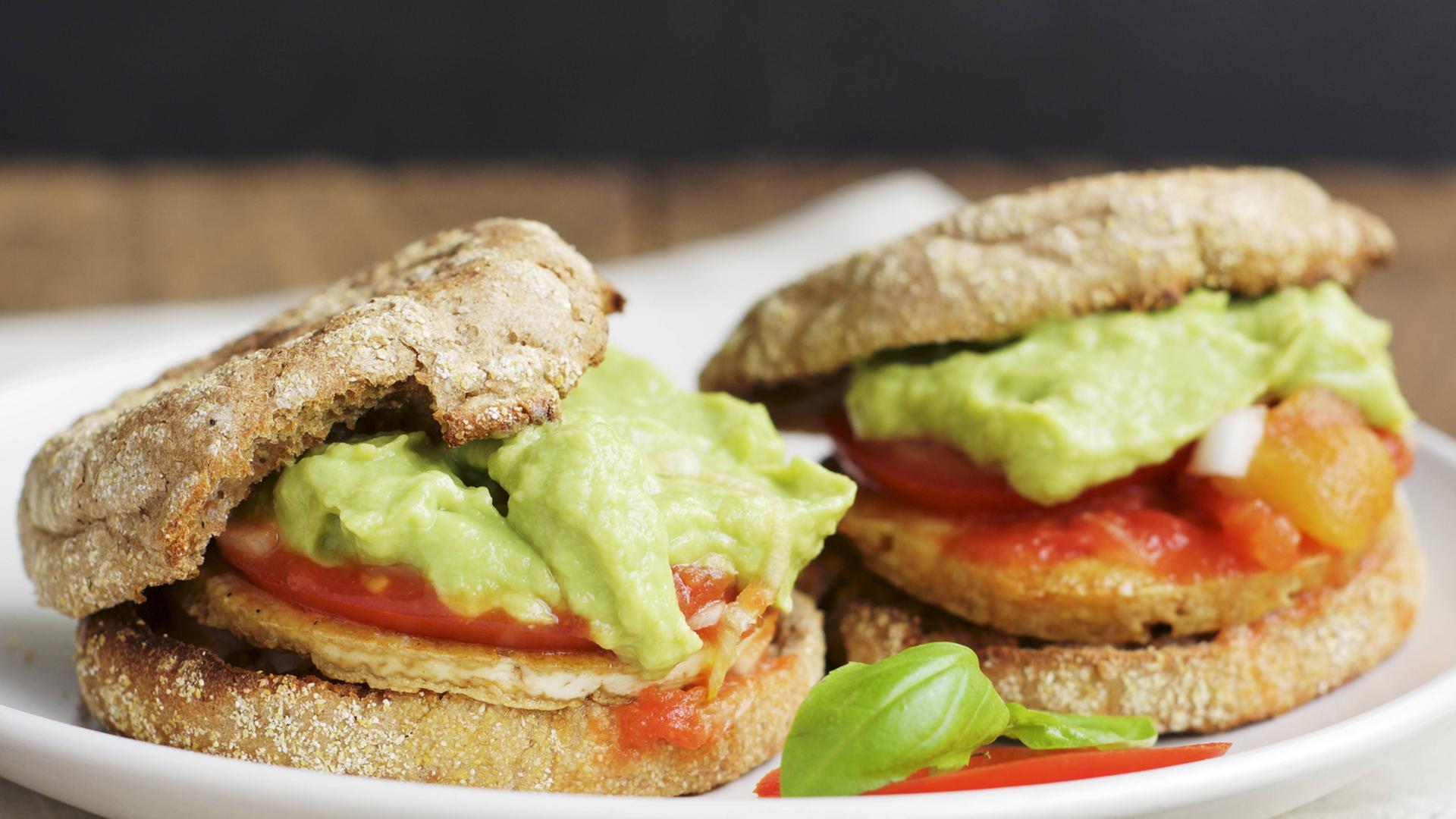 Ein veganer Burger, u.a. mit Tofu und Guacamole Ein veganer Burger, u.a. mit Tofu und Guacamole