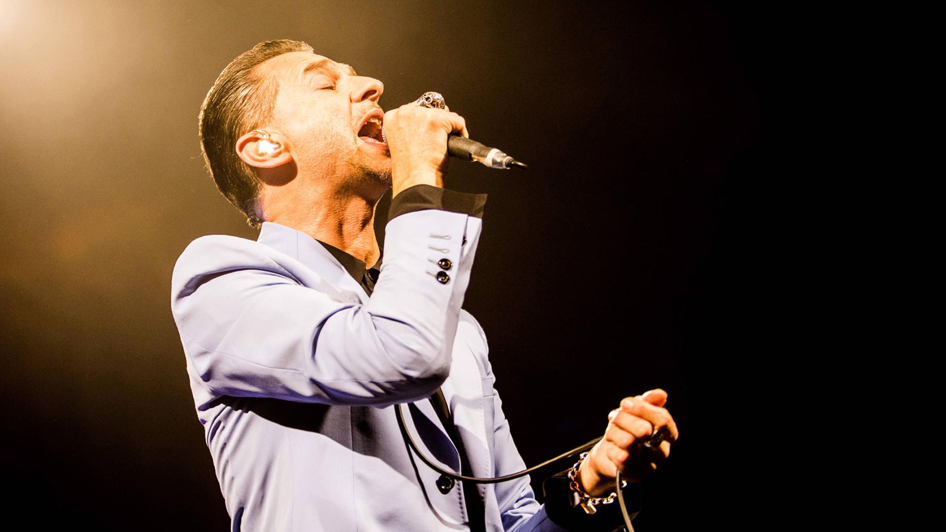 Depeche-Mode-Sänger Dave Gahan bei einem Auftritt in Italien im November 2015. Depeche-Mode-Sänger Dave Gahan bei einem Auftritt in Italien im November 2015.