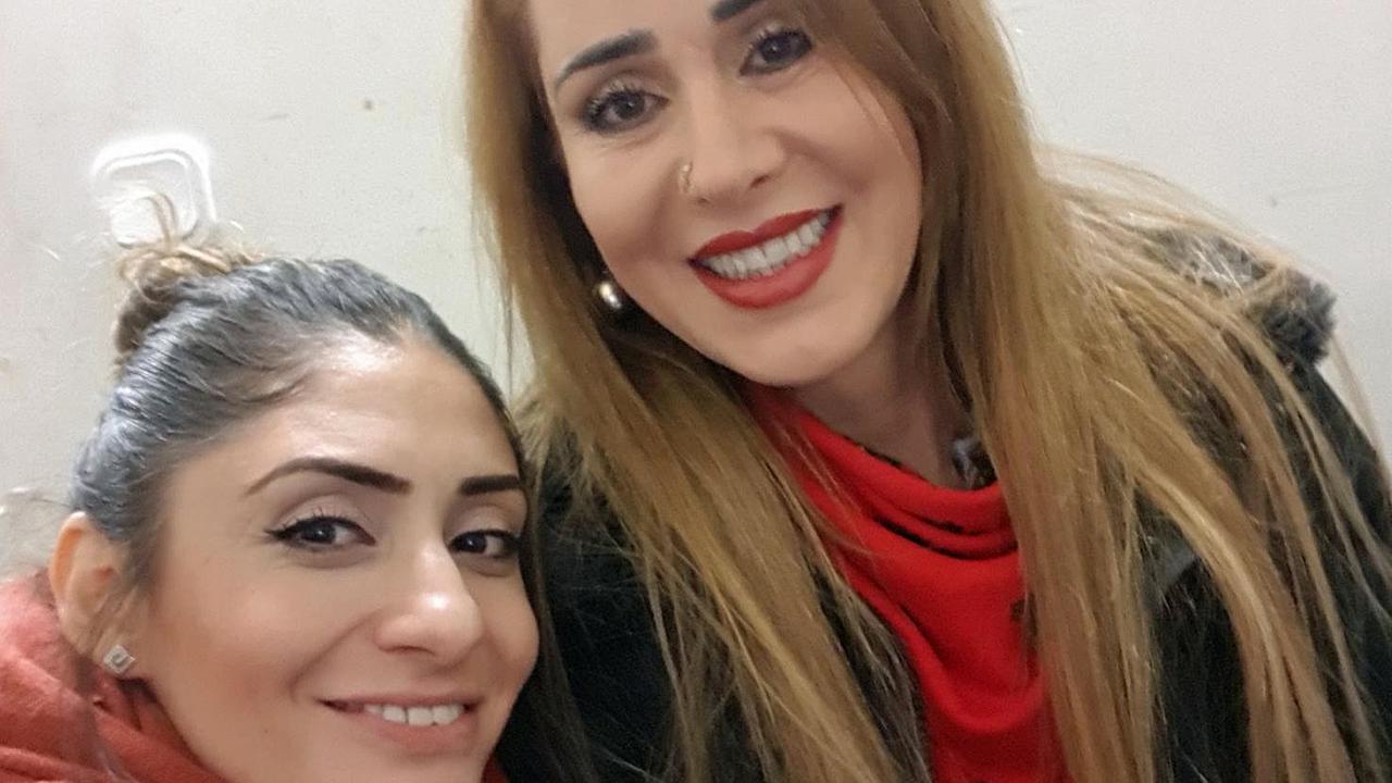 Dilan Örs (l.) und ihre Mutter Hozan Canê lächeln in die Kamera