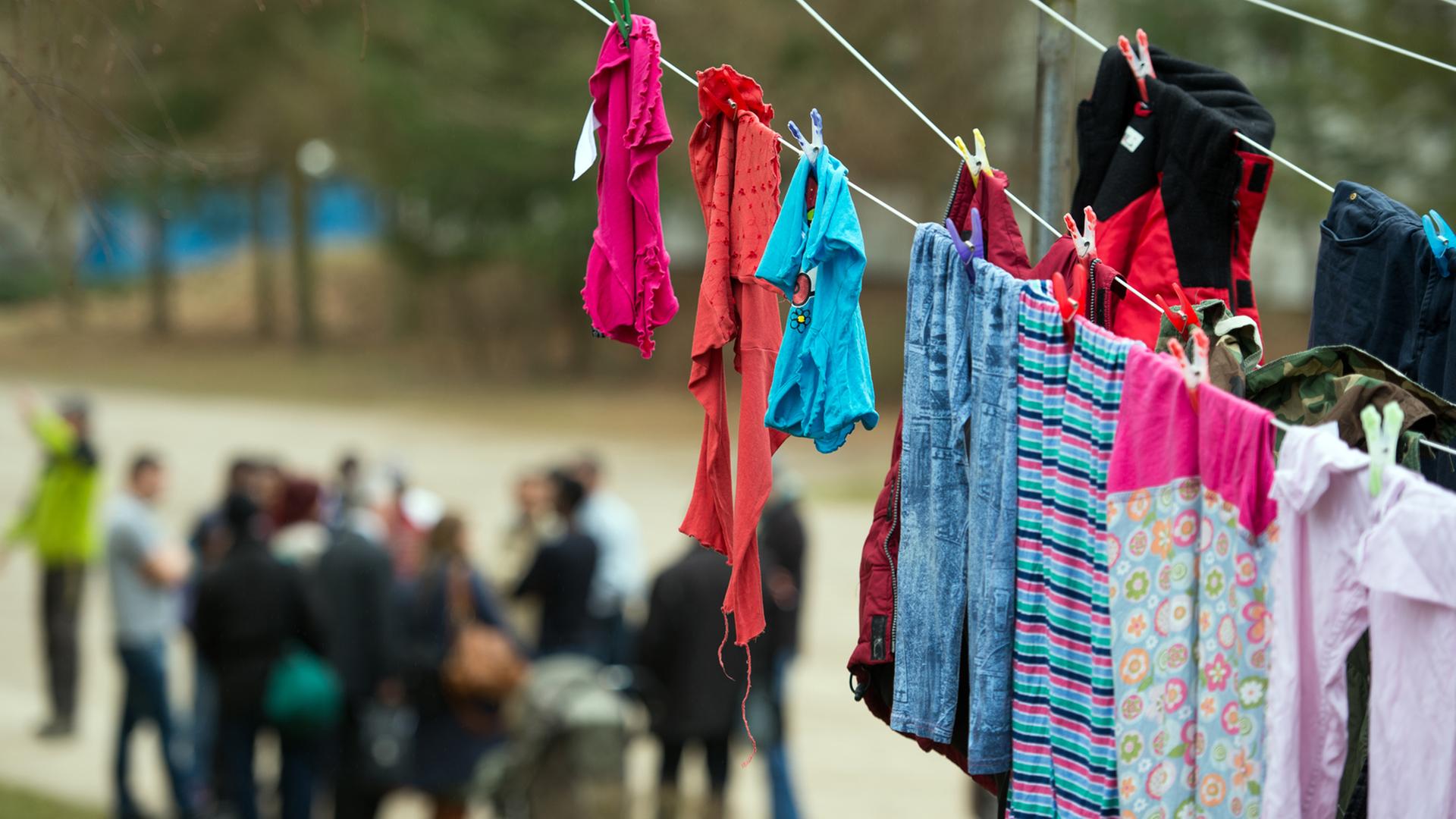 Frisch gewaschene Wäsche hängt auf einer Leine vor einem Asylbewerberheim in Garzau-Garzin nahe Strausberg im Landkreis Märkisch-Oderland (Brandenburg). Frisch gewaschene Wäsche hängt auf einer Leine vor einem Asylbewerberheim in Garzau-Garzin nahe Strausberg im Landkreis Märkisch-Oderland (Brandenburg).