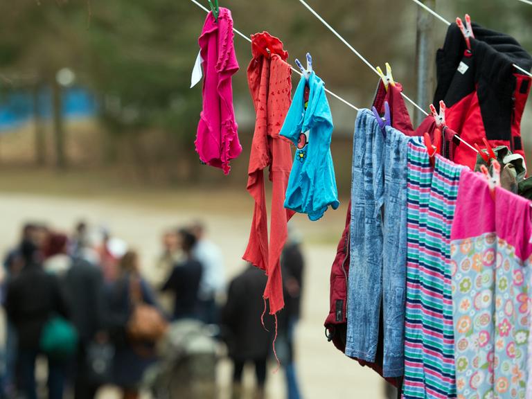Frisch gewaschene Wäsche hängt auf einer Leine vor einem Asylbewerberheim in Garzau-Garzin nahe Strausberg im Landkreis Märkisch-Oderland (Brandenburg).