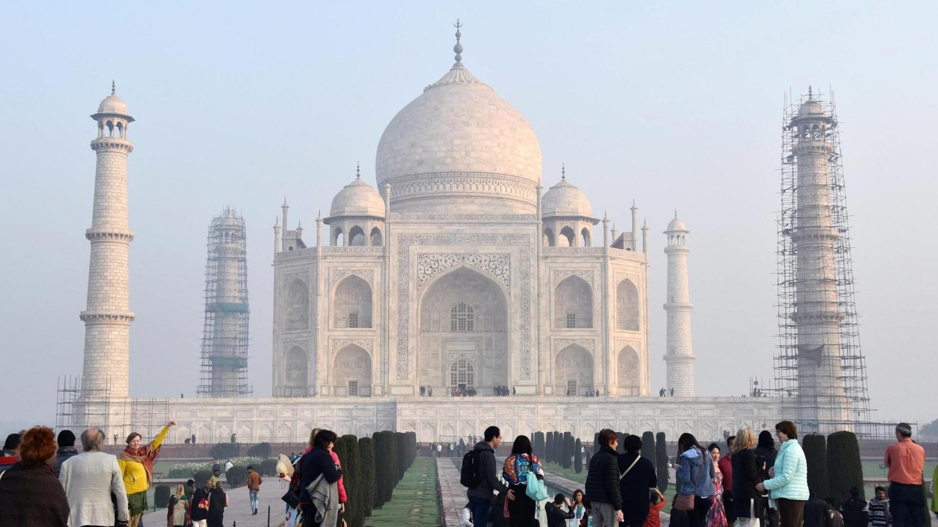 Touristen besichtigen das Taj Mahal in Agra Touristen besichtigen das Taj Mahal in Agra