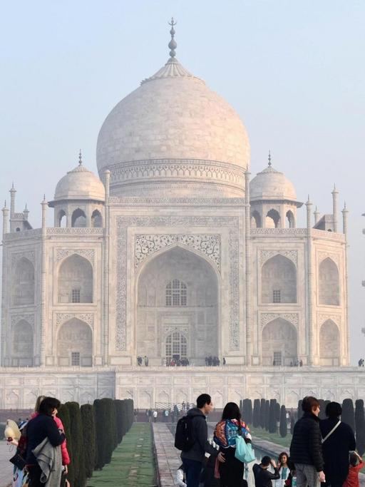 Touristen besichtigen das Taj Mahal in Agra