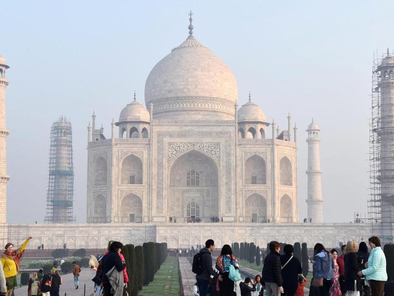 Touristen besichtigen das Taj Mahal in Agra