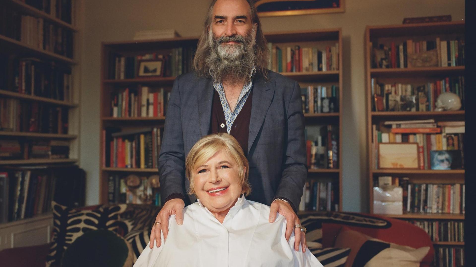 Marianne Faithfull sitzt in einem Stuhl, Warren Ellis steht hinter hier mit seinen Händen auf ihren Schultern Marianne Faithfull sitzt in einem Stuhl, Warren Ellis steht hinter hier mit seinen Händen auf ihren Schultern