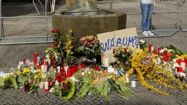 Blumen liegen am Tatort vor dem Brunnen. In der Altstadt von Münster war ein Mann am 07.04. mit einem Kleintransporter vor der Gaststätte «Großer Kiepenkerl» in eine Gruppe von Menschen gerast und hatte zwei von ihnen getötet.