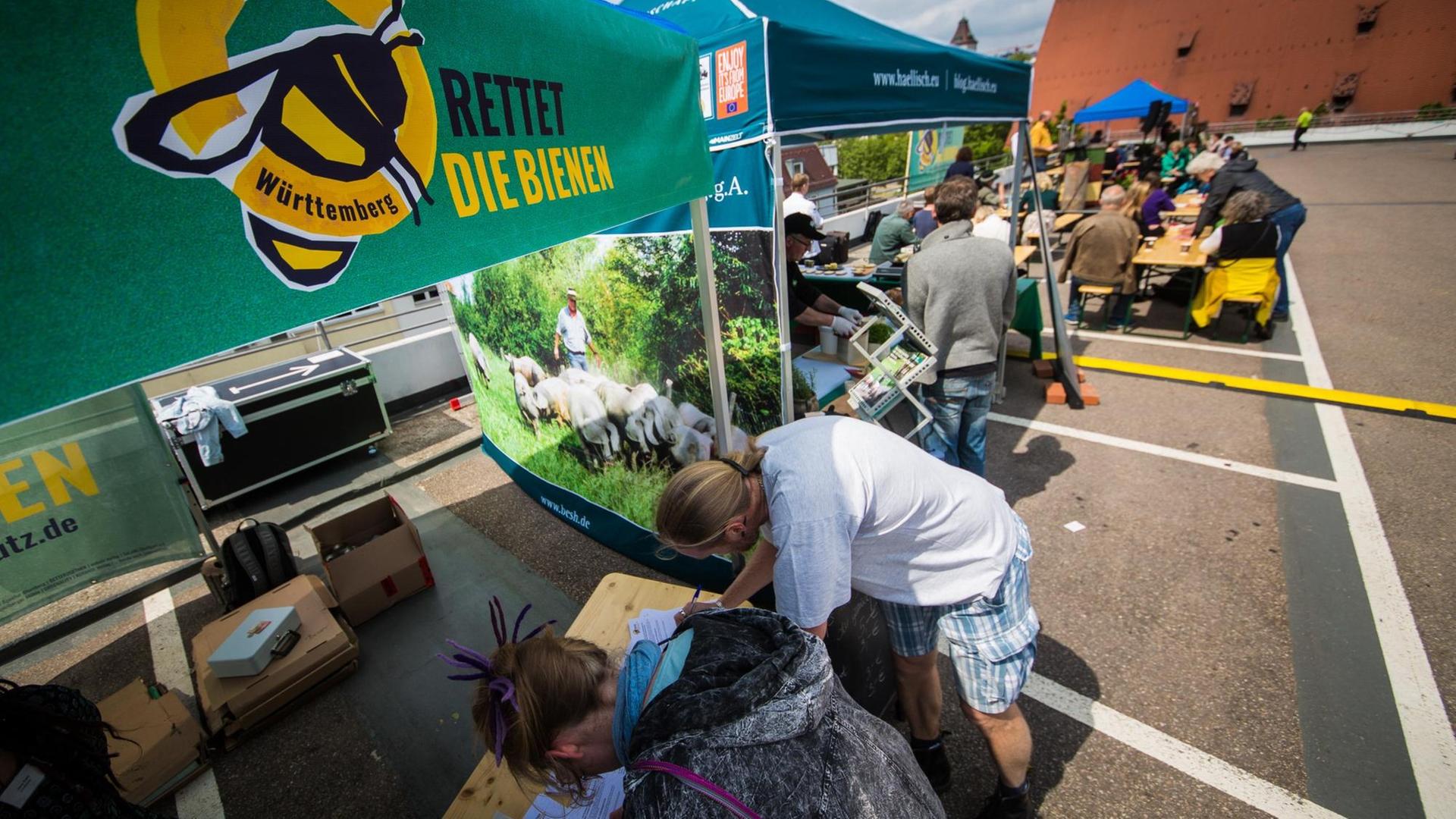 "Rettet die Bienen" in Stuttgart, Baden-Württemberg