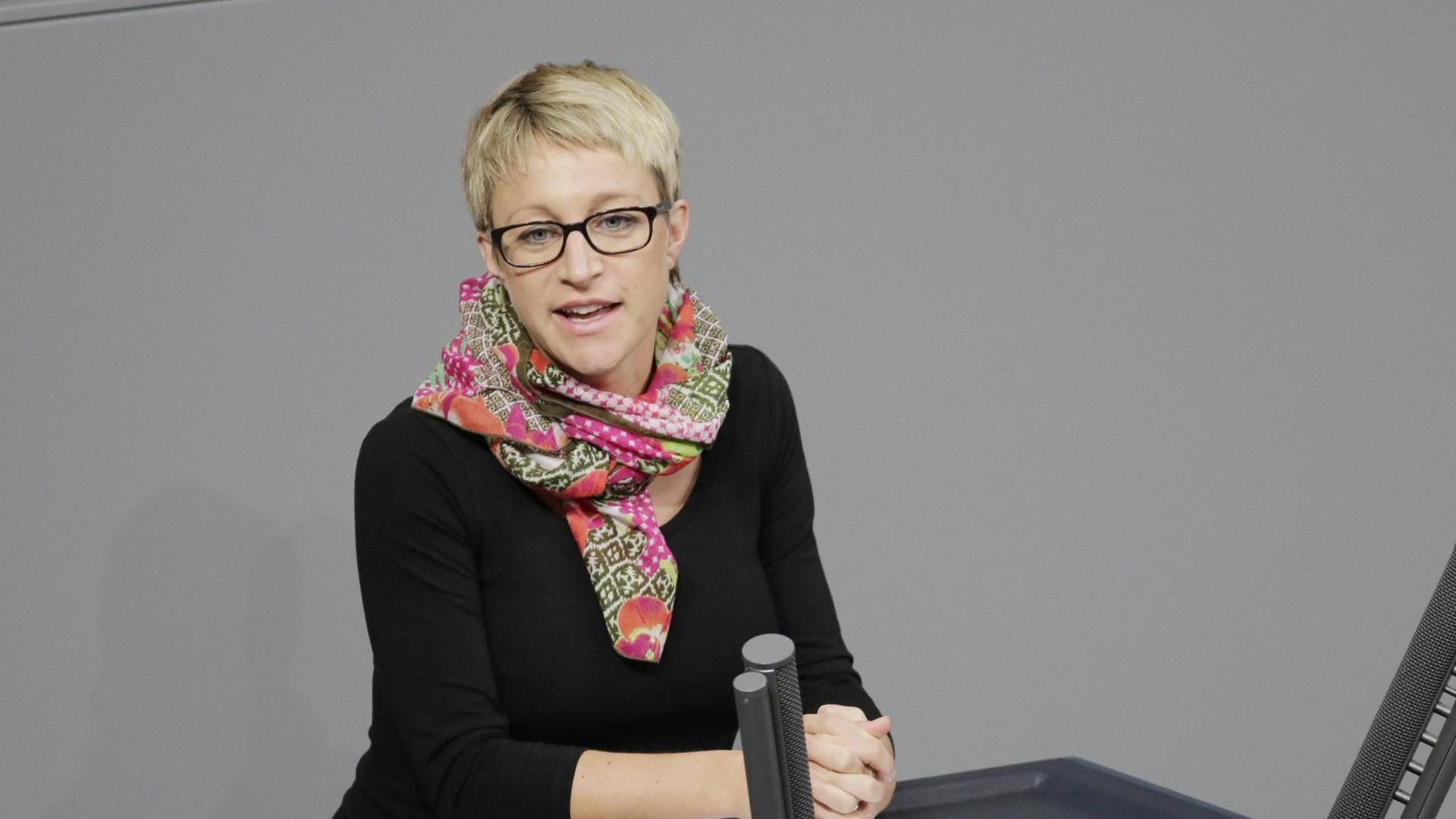 Die CDU-Bundestagsabgeordnete Nadine Schön am Rednerpult. Die CDU-Bundestagsabgeordnete Nadine Schön am Rednerpult.