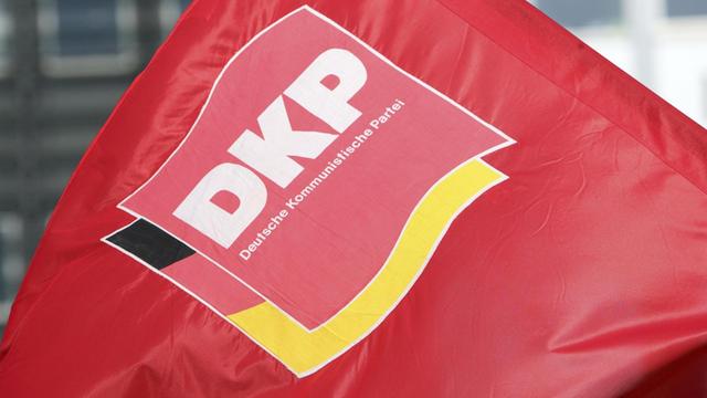 DKP-Logo auf roter Fahne