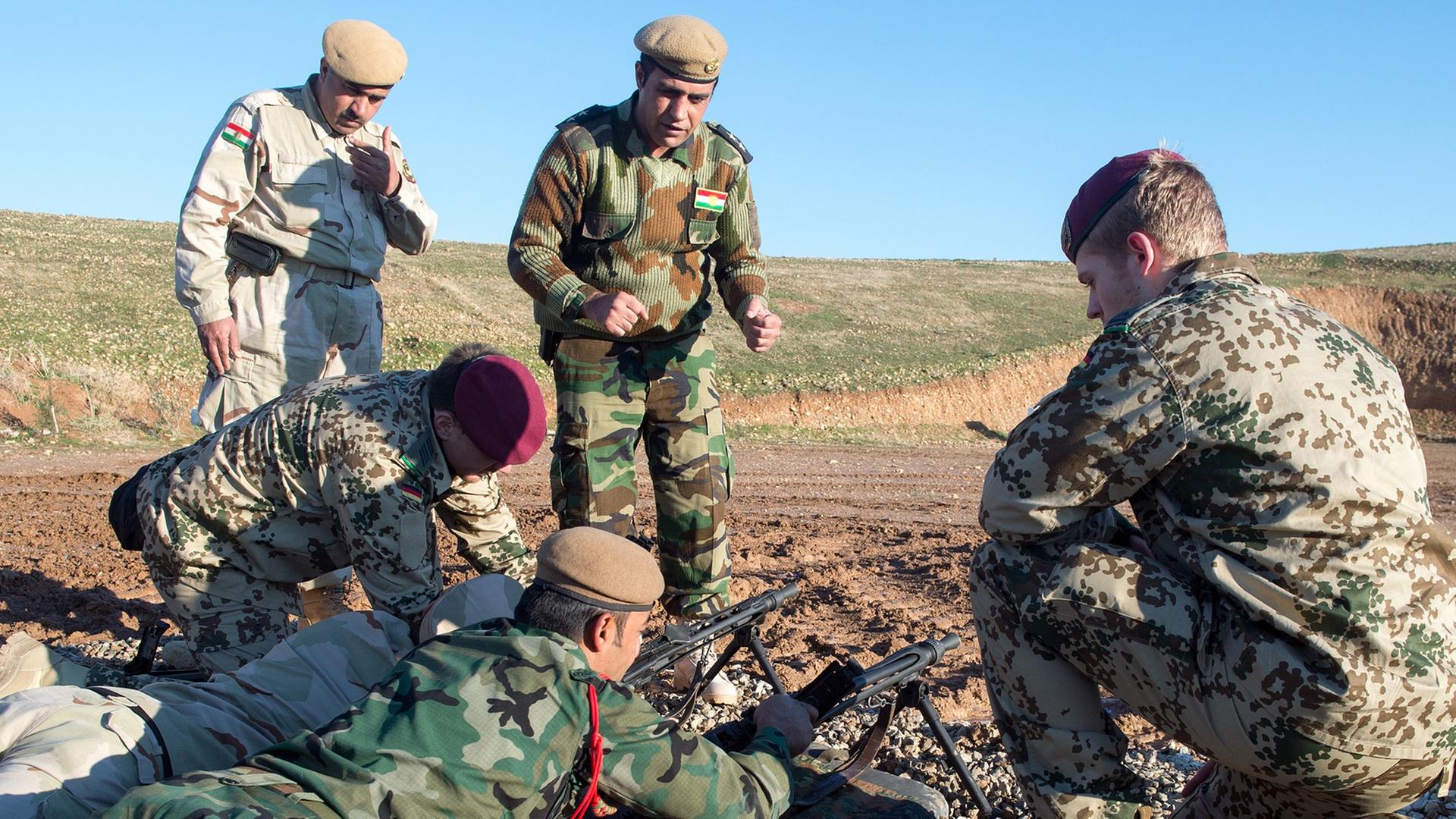 Bundeswehrsoldaten bilden bei Erbil im Nordirak Peschmerga-Kämpfer aus