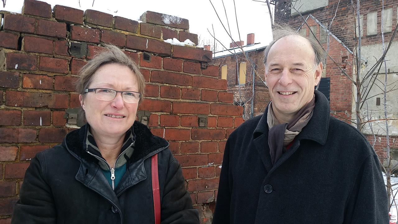 Cornelia Biermann-Gräbner und Falk von Moers von der Bürgerinitiative "Zwischen den Gleisen" auf dem Gelände des Güterbahnhofs Grunewald Cornelia Biermann-Gräbner und Falk von Moers von der Bürgerinitiative "Zwischen den Gleisen" auf dem Gelände des Güterbahnhofs Grunewald