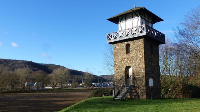 Das Foto zeigt einen rekonstruierten Limesturm am Rhein.