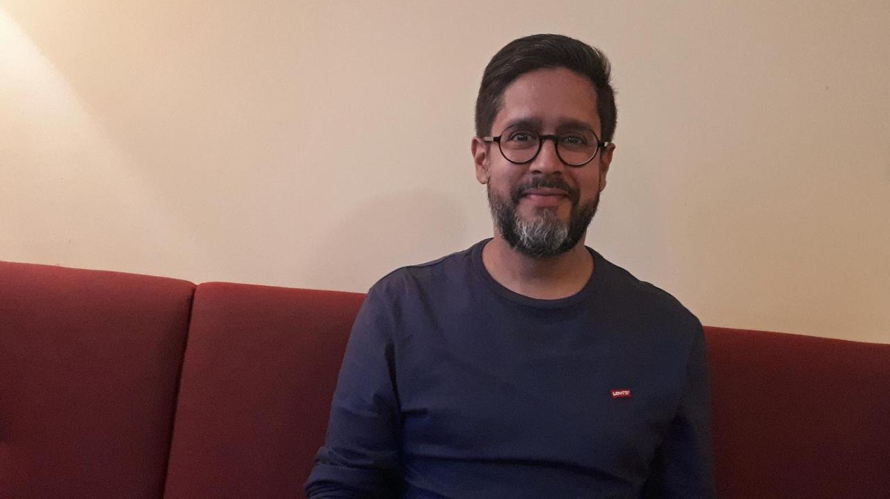 Porträt von Hasnain Kazim, aufgenommen in einem Wiener Café Porträt von Hasnain Kazim, aufgenommen in einem Wiener Café