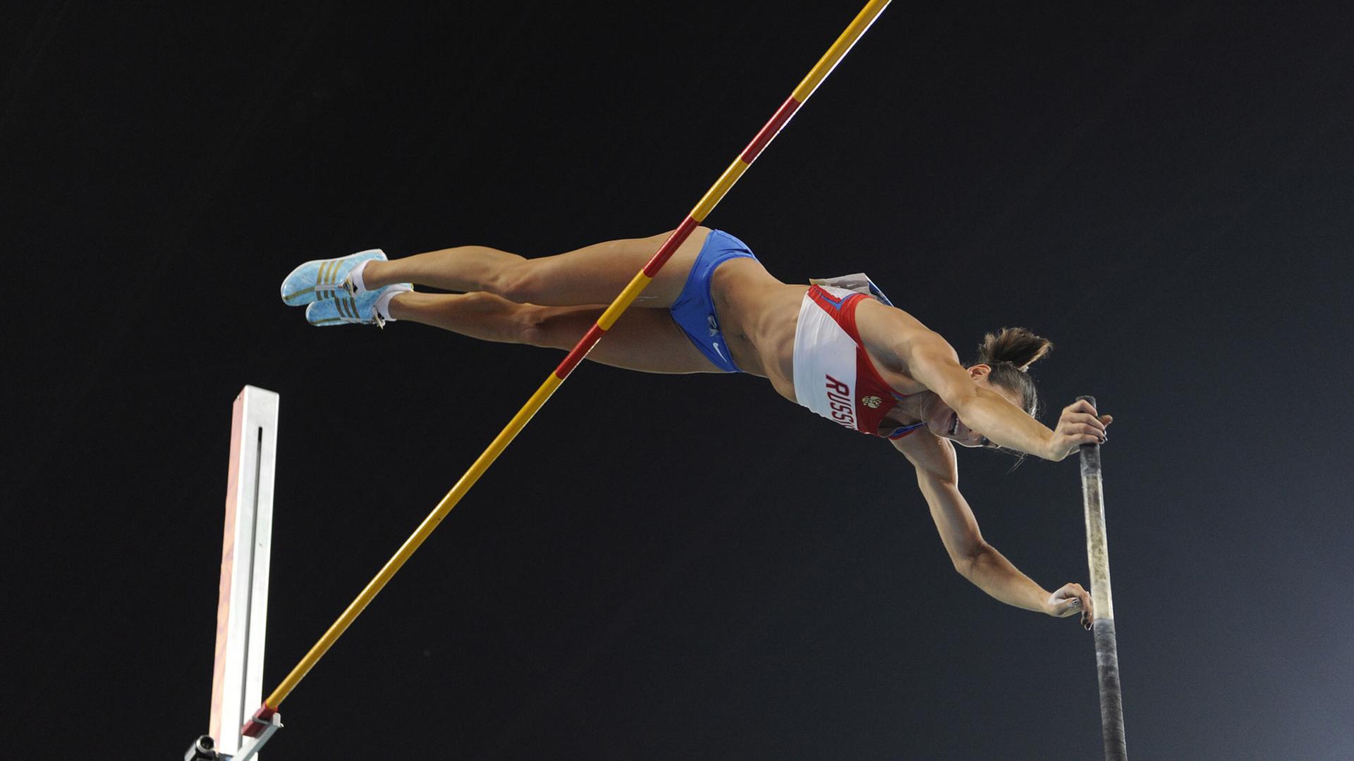 Eine Sportlerin aus Russland beim Stab-Hoch-Sprung.
