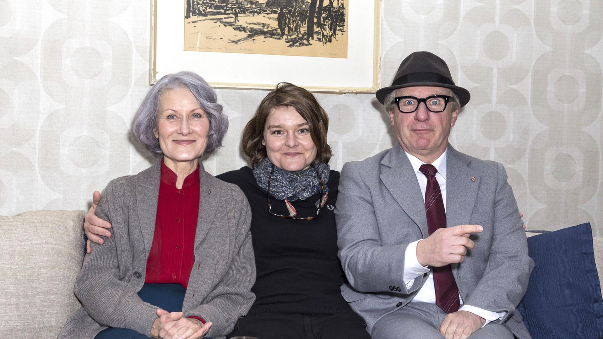 Hedi Kriegeskotte, Franziska Meletzky und Jörg Schüttauf am Set zum Kinofilm "Vorwärts immer!" Hedi Kriegeskotte, Franziska Meletzky und Jörg Schüttauf am Set zum Kinofilm "Vorwärts immer!"
