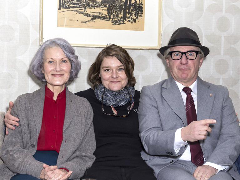 Hedi Kriegeskotte, Franziska Meletzky und Jörg Schüttauf am Set zum Kinofilm "Vorwärts immer!"