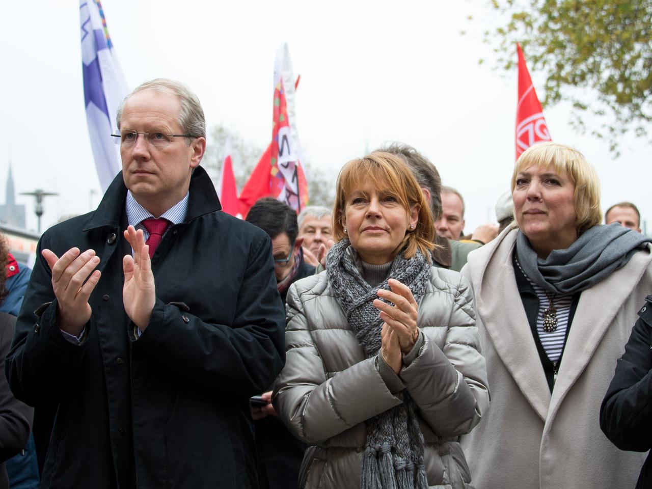 Der Oberbürgermeister von Hannover, Stefan Schostok (l-r), Edelgard Bulmahn (beide SPD) und Claudia Roth (Bündnis 90/Die Grünen) protestieren am 15.11.2014 in Hannover (Niedersachsen) gegen die Anti-Islamismus-Demo "Hooligans gegen Salafisten (HoGeSa)". Der Oberbürgermeister von Hannover, Stefan Schostok (l-r), Edelgard Bulmahn (beide SPD) und Claudia Roth (Bündnis 90/Die Grünen) protestieren am 15.11.2014 in Hannover (Niedersachsen) gegen die Anti-Islamismus-Demo "Hooligans gegen Salafisten (HoGeSa)".