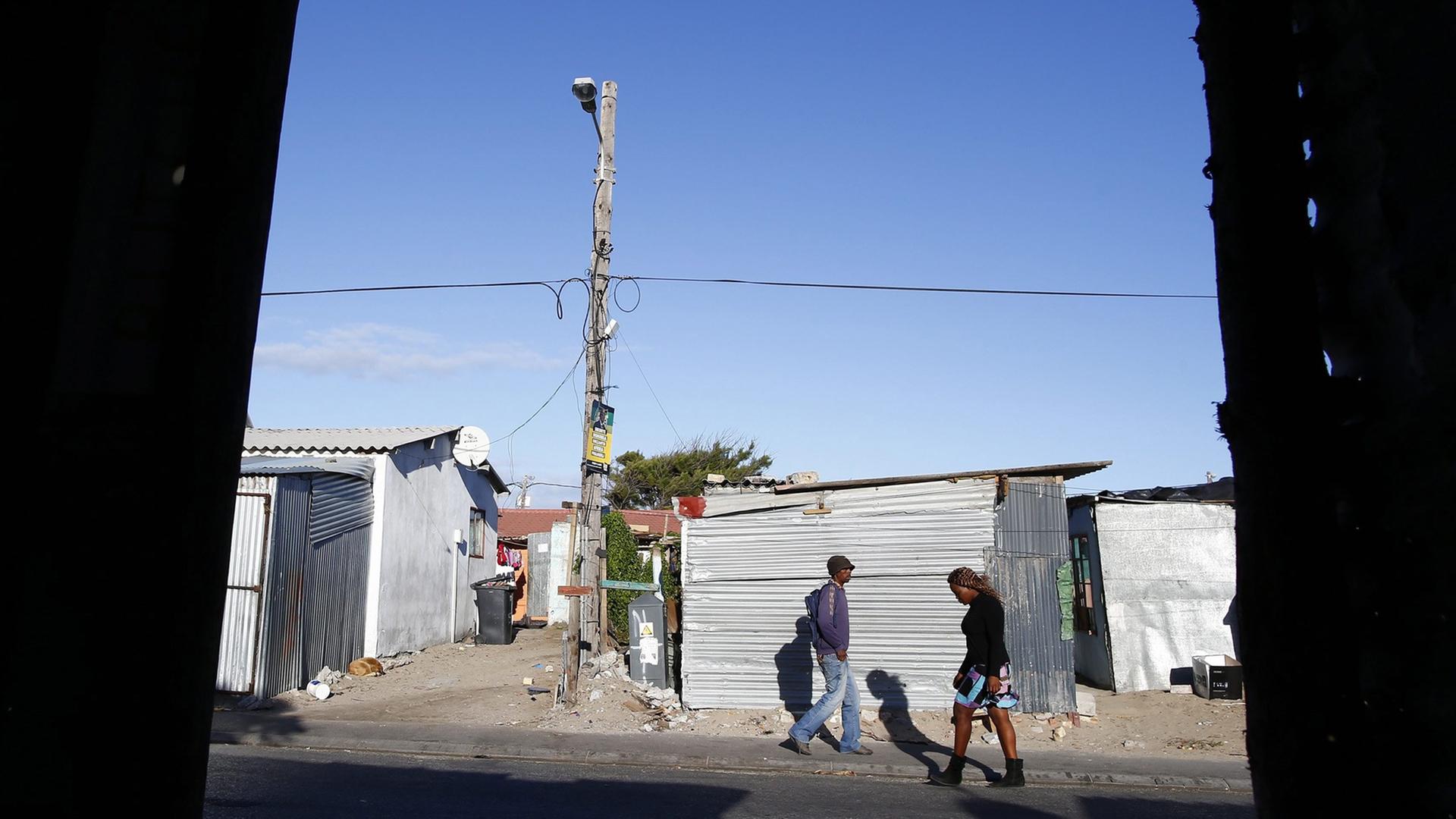 Südafrikaner im Townsip Masiphumelele in Kapstadt Südafrikaner im Townsip Masiphumelele in Kapstadt