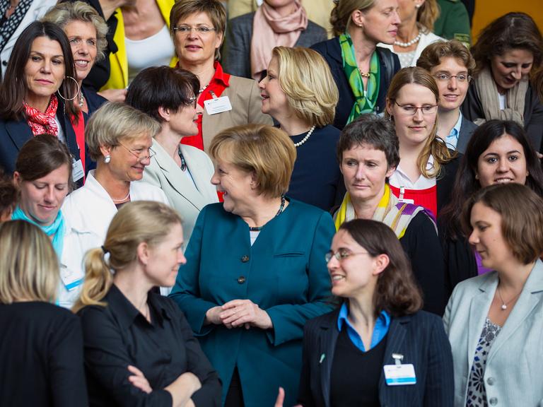 Bundeskanzlerin Merkel trifft im Mai 2013 Frauen in Führungspositionen.