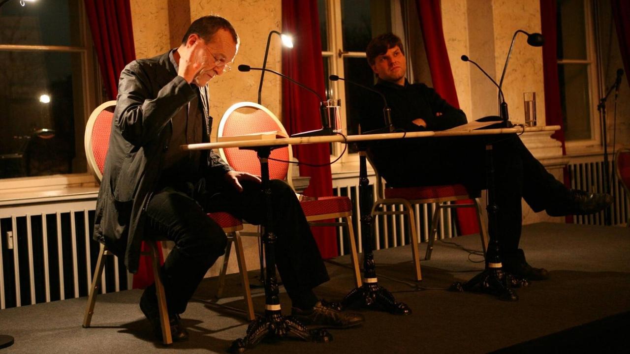 Der Schriftsteller Bernd Cailloux (L) bei einer Lesung in der LiteraturWerkstatt Berlin. Der Schriftsteller Bernd Cailloux (L) bei einer Lesung in der LiteraturWerkstatt Berlin.