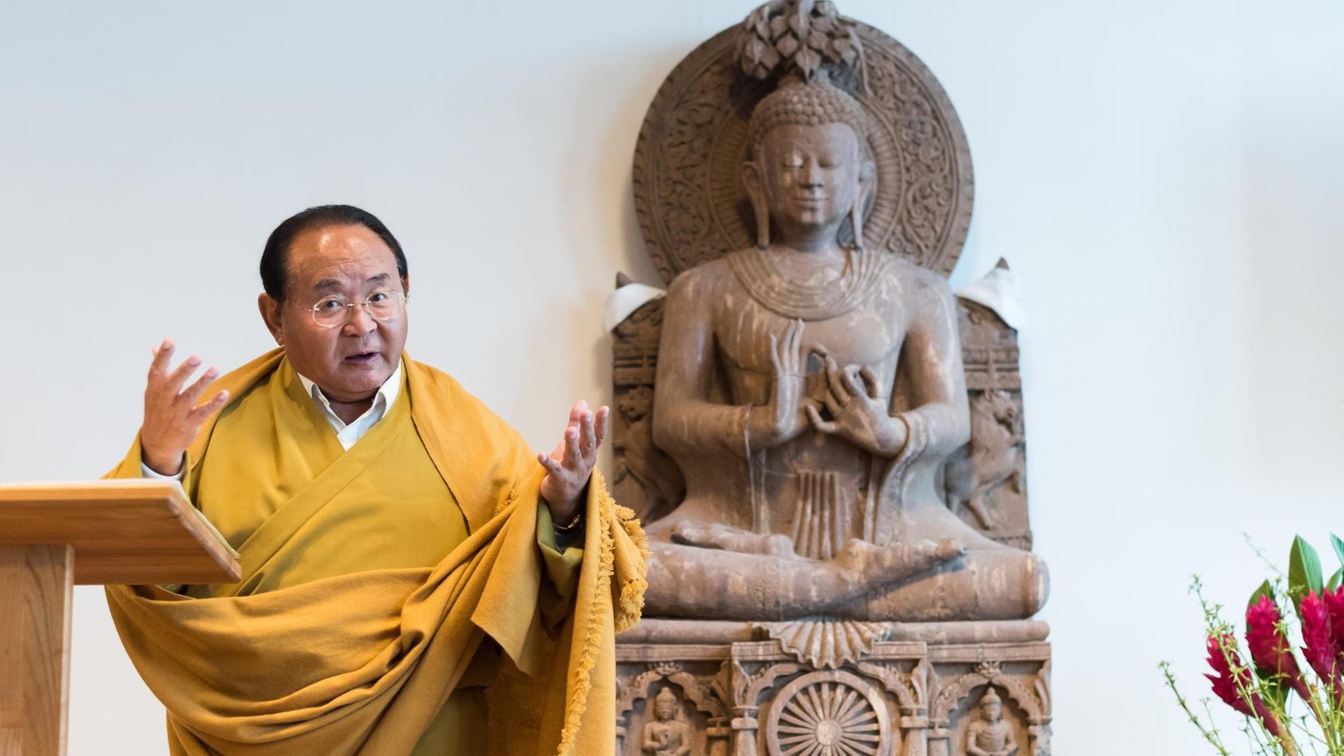 Seine Schülerinnen und Schüler werfen ihm inzwischen öffentlich gewalttätiges und missbrauchendes Verhalten vor: Sogyal Rinpoche hier bei der Eröffnung eines buddhistischen Zentrums in Brandenburg Seine Schülerinnen und Schüler werfen ihm inzwischen öffentlich gewalttätiges und missbrauchendes Verhalten vor: Sogyal Rinpoche hier bei der Eröffnung eines buddhistischen Zentrums in Brandenburg