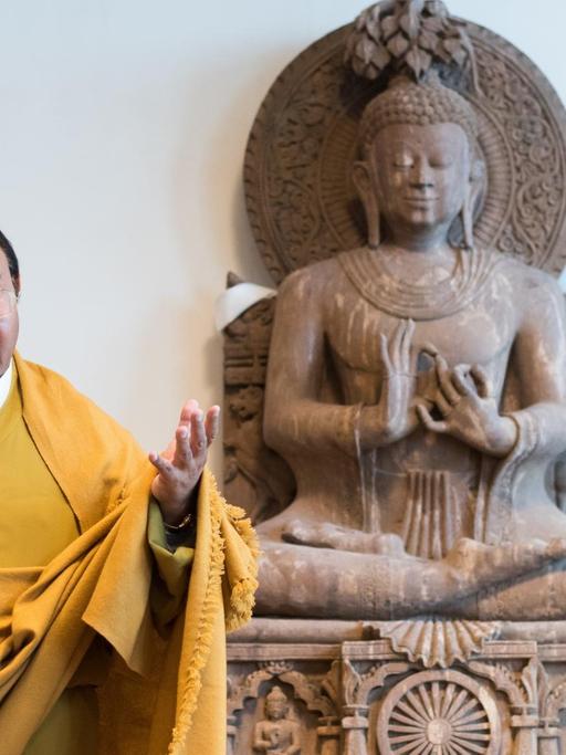 Seine Schülerinnen und Schüler werfen ihm inzwischen öffentlich gewalttätiges und missbrauchendes Verhalten vor: Sogyal Rinpoche hier bei der Eröffnung eines buddhistischen Zentrums in Brandenburg