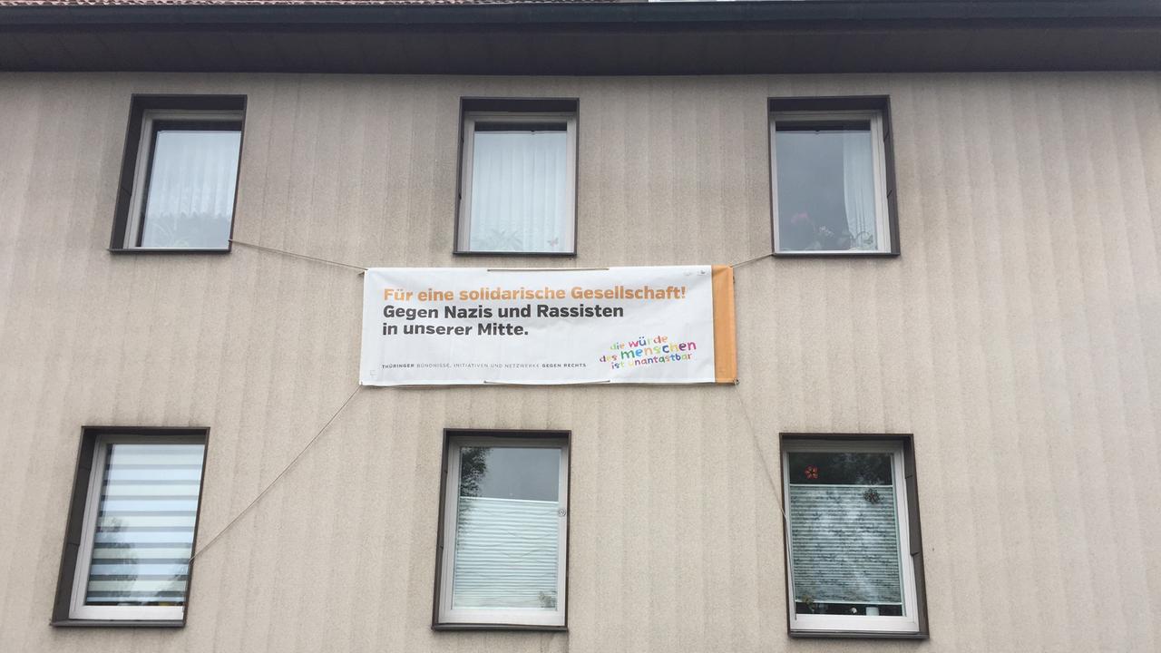 An einem Haus in Themar hängt ein Transparent mit der Aufschrift: "Für eine solidarische Gesellschaft! Gegen Nazis und Rassisten in unserer Mitte". An einem Haus in Themar hängt ein Transparent mit der Aufschrift: "Für eine solidarische Gesellschaft! Gegen Nazis und Rassisten in unserer Mitte".