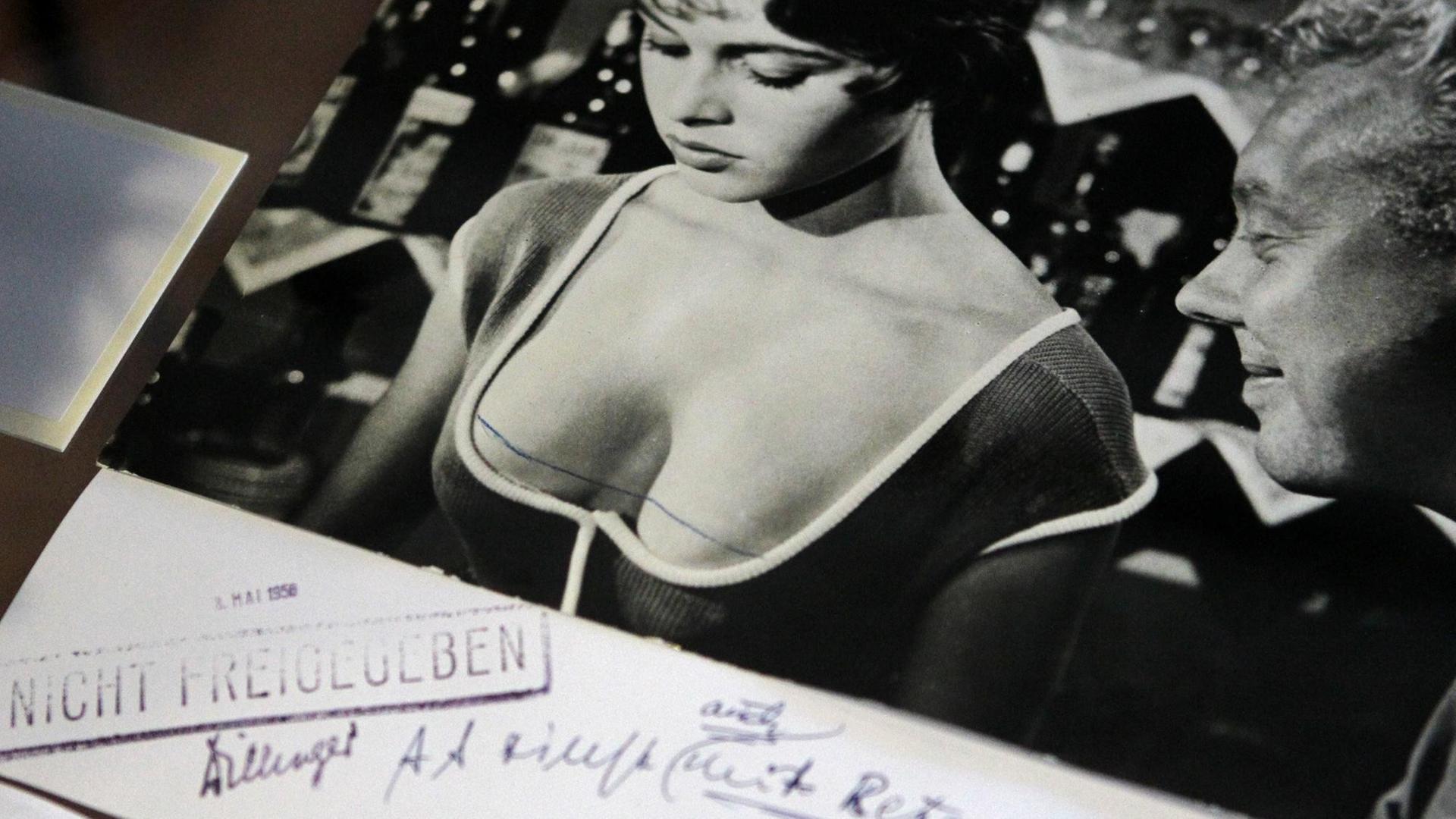 Ein Filmausschnitt aus "Gier nach Liebe" (1955), mit dem "zu" tiefen Dekolletee von Brigit Bardot und der dazugehörigen Zurückweisung der FSK (Freiwilligen Selbstkontrolle der Filmwirtschaft). Aufgenommen am 10.09.2011 im Deutschen Filmhaus in Wiesbaden. Das Deutsche Filmhaus in Wiesbaden zeigte vom 20. September bis zum 31. Oktober 2011 unter dem Motto "Die erotischen 50er" Filmplakate, Ausschnitte und Werbematerial von "Skandalfilmen" aus den 50er Jahren. Viele der Filme lösten zum Teil politische Debatten über Erotik und Moral aus. Ein Filmausschnitt aus "Gier nach Liebe" (1955), mit dem "zu" tiefen Dekolletee von Brigit Bardot und der dazugehörigen Zurückweisung der FSK (Freiwilligen Selbstkontrolle der Filmwirtschaft). Aufgenommen am 10.09.2011 im Deutschen Filmhaus in Wiesbaden. Das Deutsche Filmhaus in Wiesbaden zeigte vom 20. September bis zum 31. Oktober 2011 unter dem Motto "Die erotischen 50er" Filmplakate, Ausschnitte und Werbematerial von "Skandalfilmen" aus den 50er Jahren. Viele der Filme lösten zum Teil politische Debatten über Erotik und Moral aus.