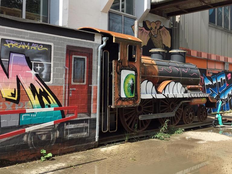 Ein Zug-Graffiti ist im Werksviertel in München an eine Wand gesprayt.
